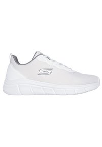 Baskets de sport blanches avec une tige en mesh, des accents gris texturés et une semelle rembourrée dotée d'un design segmenté pour plus de flexibilité.