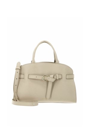 Beige leren handtas met bovenhandvatten, verstelbare schouderriem en een voorste riemdetail met gouden gesp tegen een witte achtergrond.