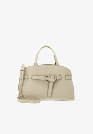 Beige leren handtas met bovenhandvatten, verstelbare schouderriem en een voorste riemdetail met gouden gesp tegen een witte achtergrond.