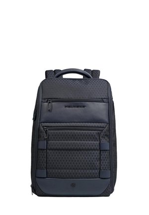 Schwarzer Rucksack mit strukturierter Oberfläche, mehreren mit Reißverschluss versehenen Fächern und einem oberen Tragegriff, versehen mit einem dezenten Logo auf der Vordertasche.