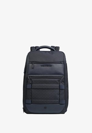 Schwarzer Rucksack mit strukturierter Oberfläche, mehreren mit Reißverschluss versehenen Fächern und einem oberen Tragegriff, versehen mit einem dezenten Logo auf der Vordertasche.