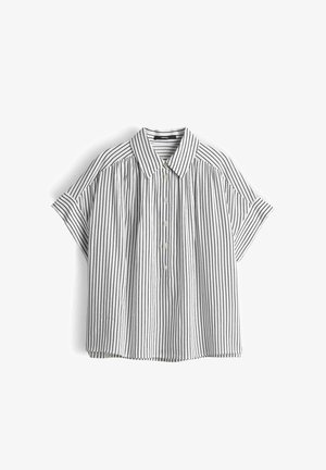 Blusa bianca a maniche corte con righe verticali nere, colletto aperto, abbottonatura frontale e vestibilità ampia e arricciata.