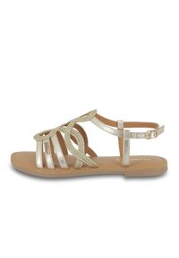 Gouden metallic sandalen met gevlochten banden, platte tan kleurige zool, verstelbare enkelgesp en open teen ontwerp. Zachte textuur en casual stijl.
