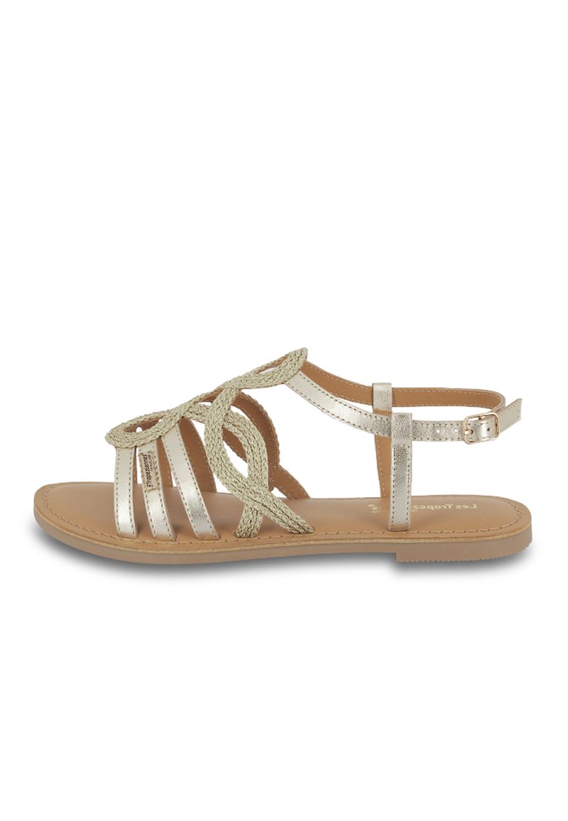 Gouden metallic sandalen met gevlochten banden, platte tan kleurige zool, verstelbare enkelgesp en open teen ontwerp. Zachte textuur en casual stijl.
