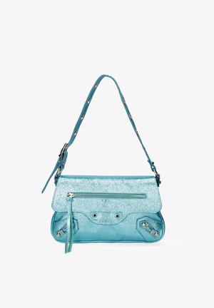 Sac à main en teal métallisé avec fermeture à rabat, poche zippée et quincaillerie décorative. Il dispose d'une bandoulière amovible et d'un détail en frange.