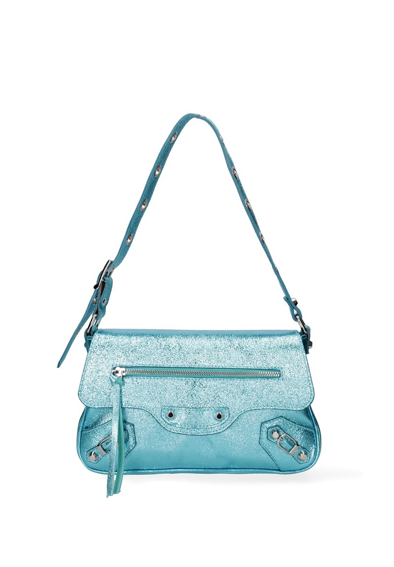 Borsa a tracolla in tecel metallico con chiusura a pattina, tasca con zip e hardware decorativo. Presenta una tracolla removibile e un dettaglio con nappine.