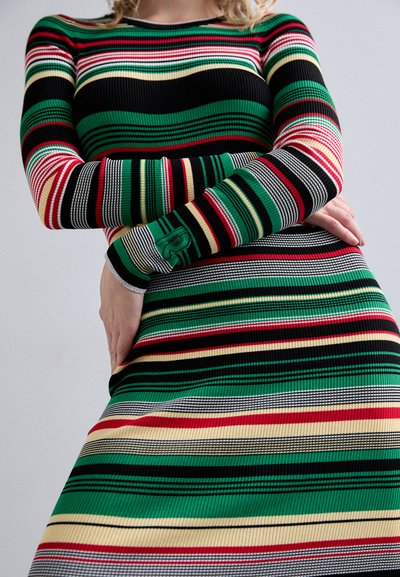 Abito a maniche lunghe a coste, disponibile in strisce nere, verdi, rosse, gialle e bianche. Design aderente con dettagli a colori contrastanti ai polsini.