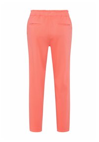 Koraalkleurige broek met een rekbare tailleband, slim fit en twee achterzakken. Soepele stoftextuur zonder zichtbare patronen of metalen onderdelen.