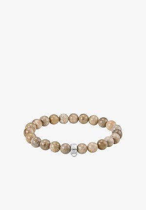Dehnbare Armbanduhr aus runden beigen und braunen Fossilsteinperlen mit einem kleinen silbernen Anhänger, der mit "SABO" graviert ist.