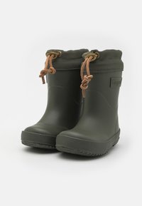 Bottes de pluie en caoutchouc vert avec des semelles texturées noires, un haut élastiqué et des lacets décoratifs marron. Fini lisse avec un design à bout rond.