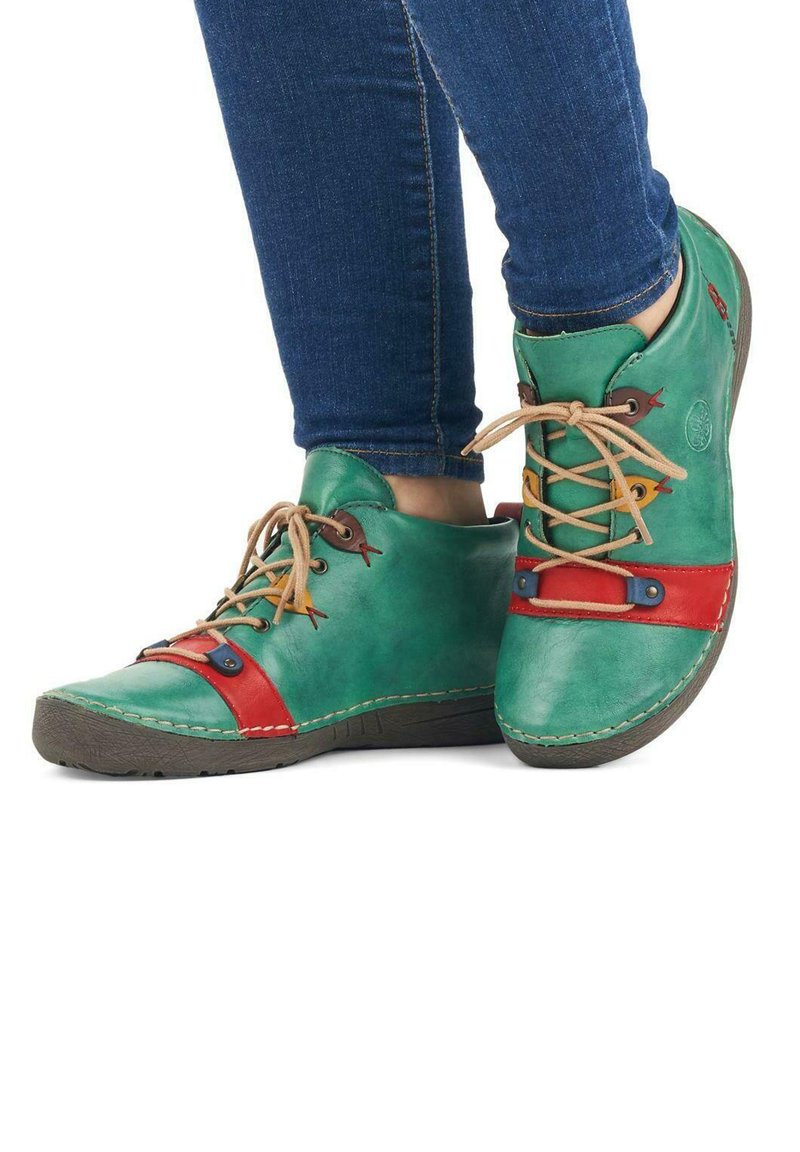 Bottines en cuir vert avec des accents rouges et bleus, bout rond et lacets beiges. Semelle en caoutchouc texturée et détails de couture décoratifs.