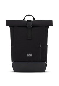 Zwarte rugzak met rolltop van duurzaam stof, voorzien van een voorvak met ritssluiting, een logo-badge en grijze accenten aan de onderkant. Inclusief verstelbare riem.