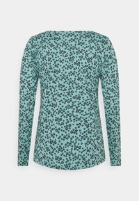 Langsleeve teal top met een verspreid zwart bloemenpatroon, ronde halslijn en gebogen onderrand. Gemaakt van zachte, lichte stof.