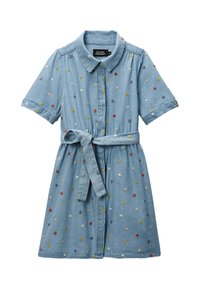 Robe en denim à manches courtes, col et ceinture à nouer. Bleu clair avec des broderies florales dispersées en rouge, jaune et violet.