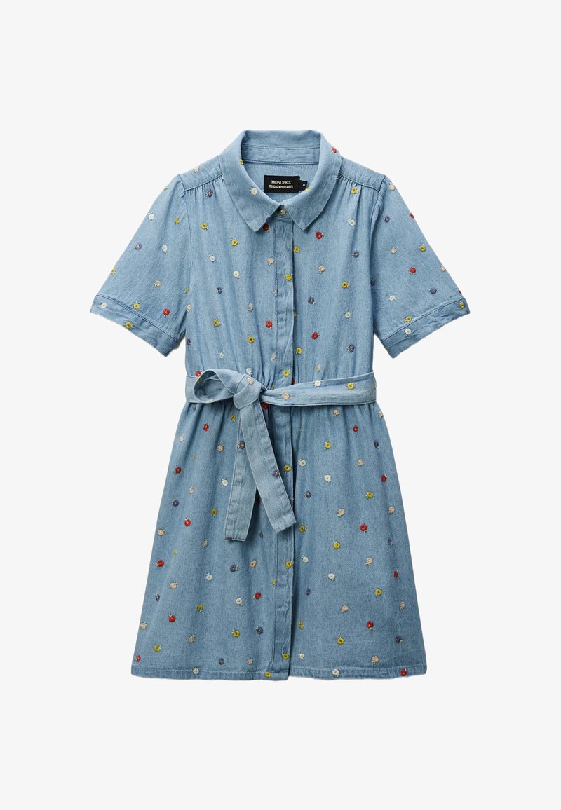 Robe en denim à manches courtes, col et ceinture à nouer. Bleu clair avec des broderies florales dispersées en rouge, jaune et violet.