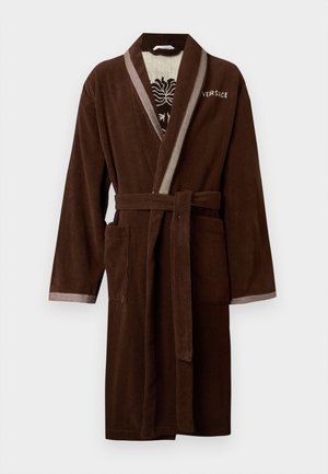 Peignoir marron en tissu éponge avec ceinture, deux poches avant, bordure beige sur le col et les poignets, et nom de la marque brodé sur la poitrine.