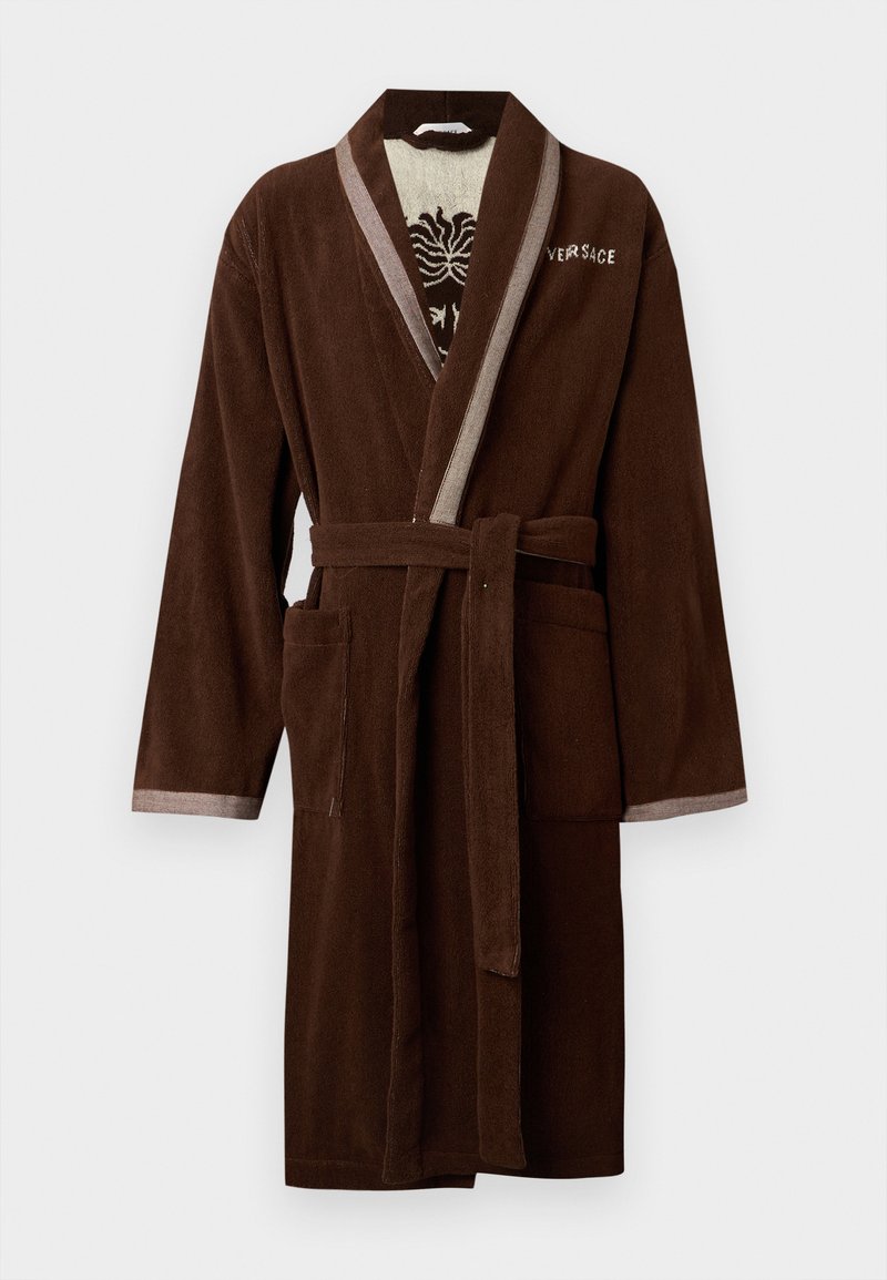 Καφέ μπουρνούζι από πετσέτα με ζώνη, δύο μπροστινές τσέπες, μπεζ περίγραμμα στο γιακά και στα μανίκια, και κεντημένο όνομα μάρκας στο στήθος.