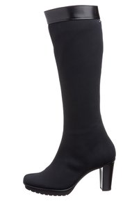 Bota negra hasta la rodilla con un diseño elegante, hecha de material suave, que presenta una banda superior negra brillante, punta redondeada y un tacón de 3 pulgadas.