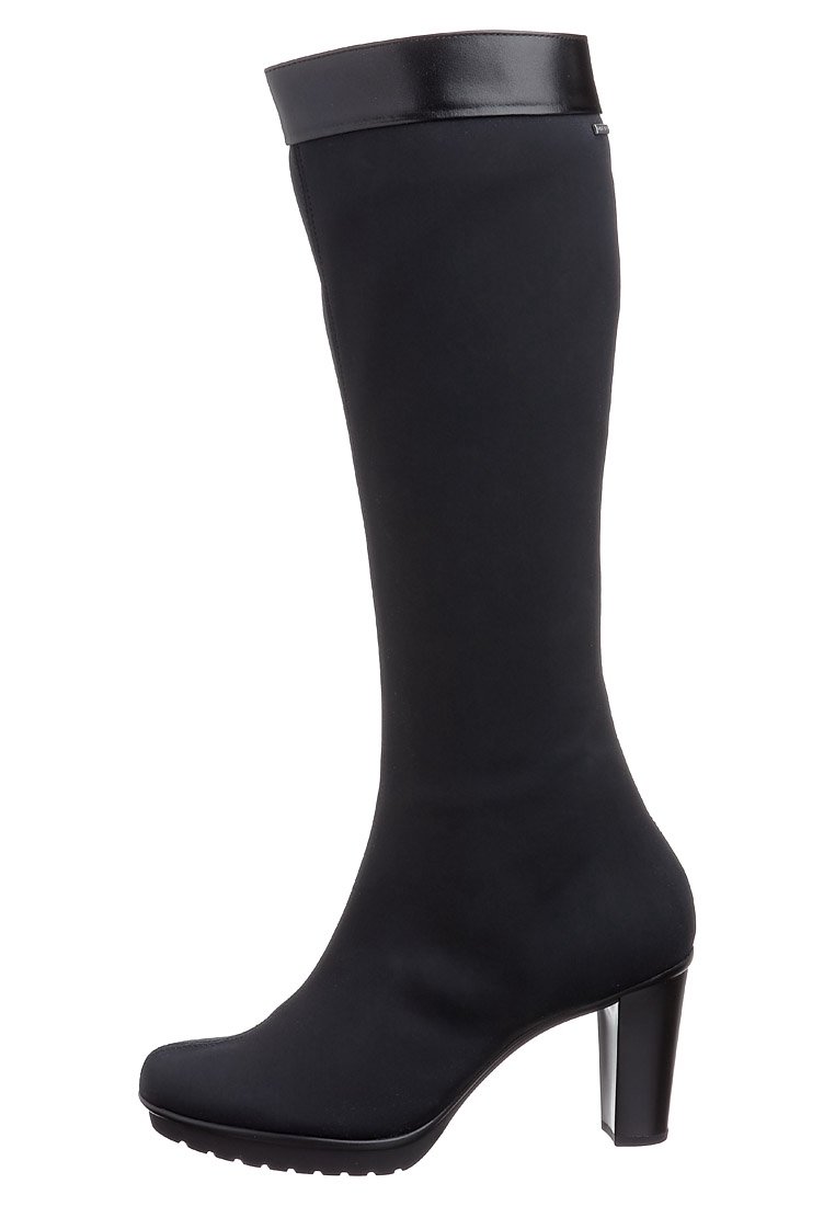 Bota negra hasta la rodilla con un diseño elegante, hecha de material suave, que presenta una banda superior negra brillante, punta redondeada y un tacón de 3 pulgadas.