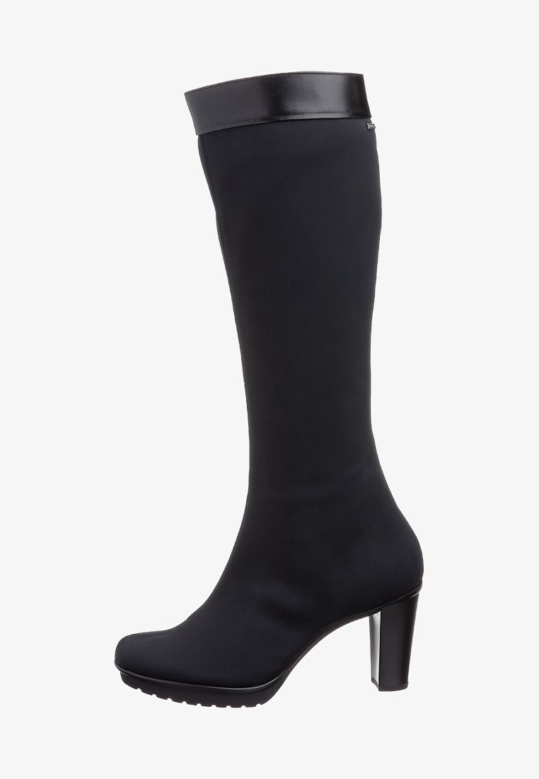 Bota negra hasta la rodilla con un diseño elegante, hecha de material suave, que presenta una banda superior negra brillante, punta redondeada y un tacón de 3 pulgadas.