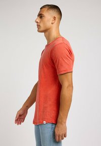 Lee SHAPED TEE - T-shirts basic - poppy