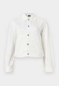 Άσπρο πουκάμισο με μακριά μανίκια, γιακά και ορατή ετικέτα επωνυμίας μέσα στον λαιμό.