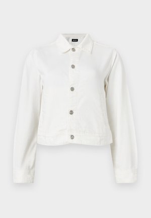 Άσπρο πουκάμισο με μακριά μανίκια, γιακά και ορατή ετικέτα επωνυμίας μέσα στον λαιμό.