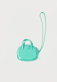 Μικρό λαμπερό τυρκουάζ πορτοφόλι χειρός με φερμουάρ και δύο κοντά χερούλια σε λευκό φόντο.