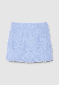 Hellblaues dekoratives Kissen mit einem strukturierten Design, das gerollte Blumen ähnelt, aus weichem, mehrlagigem Stoff und mit wellenförmigen Kanten.