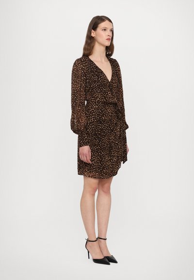 Rochie în imprimeu leopard dintr-un material ușor, cu decolteu adânc în V, mâneci lungi și detaliu cu cordon la talie. Asortată cu tocuri negre stiletto.