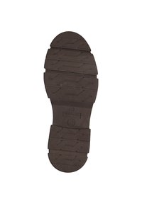 Suela de zapato de goma marrón con patrones texturizados. Presenta surcos y crestas para un mejor agarre, punta redondeada y un diseño de tacón plano.