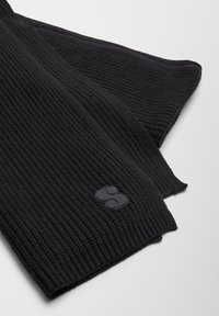 Sciarpa nera lavorata a maglia con un motivo texturizzato, caratterizzata da un piccolo logo nero accentato a un'estremità.