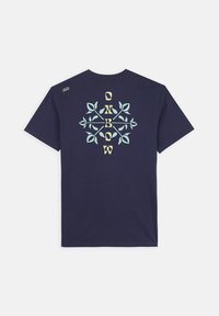 T-shirt en coton bleu marine avec un design graphique de feuilles et le mot "O'BOW" en couleurs claires au dos, manches courtes et col rond.
