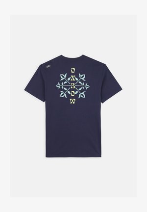 T-shirt en coton bleu marine avec un design graphique de feuilles et le mot "O'BOW" en couleurs claires au dos, manches courtes et col rond.