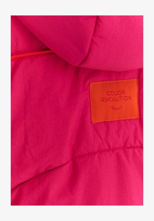 Różowa pikowana kurtka z pomarańczową metką z wytłoczonym napisem "COLOR REVOLUTION". Materiał wydaje się lekki o gładkiej fakturze.