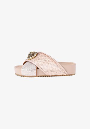 Roze en zilveren slide-sandalen met een gestructureerd bovenwerk, een decoratief oogmotief en een platte rubberen zool met grip voor betere hechting.
