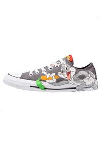 Sneakers in tela grigia con suola in gomma bianca, con una grafica di Bugs Bunny che tiene una carota sul lato, e lacci bianchi.