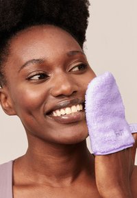 Glov GLOV® WATER-ONLY MAKEUP REMOVER AND SKIN CLEANSING MITT + HOOK - Ansiktsvårdsset - very berry