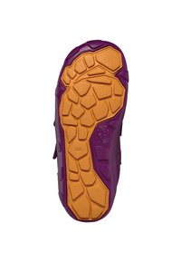 Paarse rubberen schoenzool met een oranje patroon, voorzien van verschillende grippunten en het nummer "28" geperst aan de zijkant.