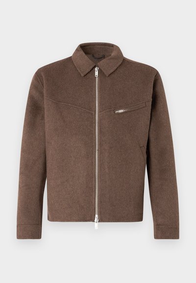 Casaco castanho em mistura de lã com gola, fecho frontal com zíper e um bolso lateral com zíper. Acabamento texturizado e corte reto.