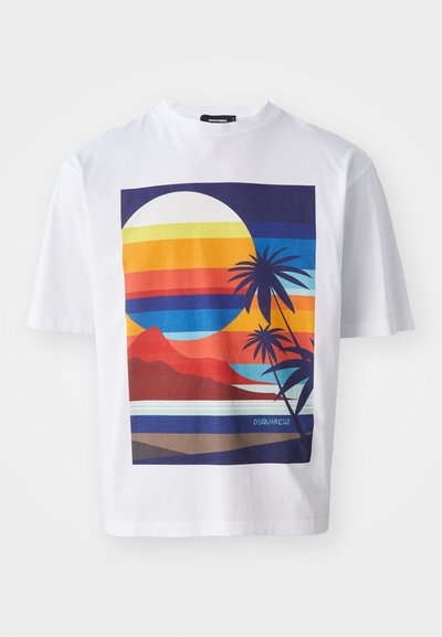T-shirt en coton blanc avec une impression graphique colorée d'un coucher de soleil, de montagnes et de palmiers dans des bandes de couleurs vibrantes.