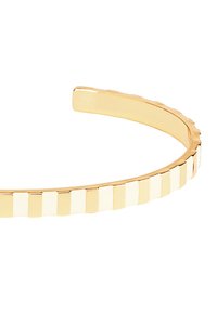 Bracelet en métal doré avec un motif géométrique de sections alternées plates et striées, présentant une finition lisse et polie.