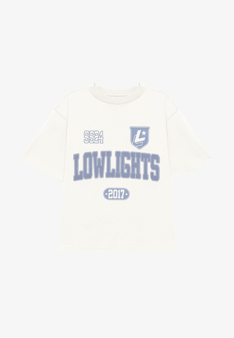 T-shirt en coton blanc avec une coupe ample, col rond et manches courtes. Présente un texte imprimé en bleu : "LOWLIGHTS 2017" et "SS24", avec un emblème de logo.