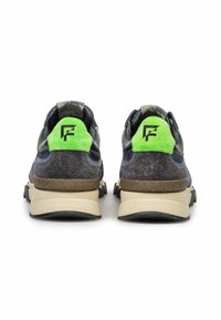 Pánské tenisky v navy modré a zelené semišové kůži, s texturovaným povrchem, s tlumenou béžovou podrážkou a kontrastními černými akcenty na patě.