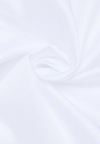 Hvid tekstilstof, glat struktur, letvægt, let elastisk, med en blød glans. Foldet og snoet for at vise fald og bevægelse.