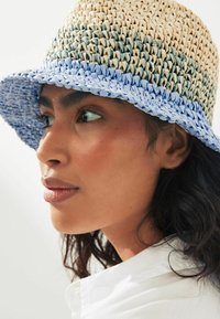 Next Hattu - blue ombre