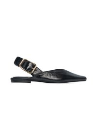 Scarpa slingback in pelle nera con punta affilata, suola piatta e una grande fibbia dorata decorativa sulla cinghia. Texture liscia con dettagli minimi.