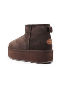 Stivale alla caviglia in suede marrone con suola a piattaforma e linguetta sul retro. Presenta dettagli cuciti e una piccola etichetta con logo sul lato.