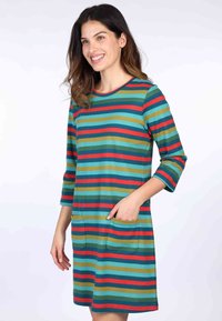 Gestreiftes Kleid mit grünen, blauen, roten und gelben Horizontalstreifen, rundem Ausschnitt, Dreiviertelärmeln und zwei Fronttaschen.
