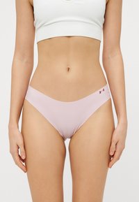Világos rózsaszín bikini alsó, sima, rugalmas anyagból készült. Alacsony derekú kialakítással rendelkezik, és a derékpánton kis logók találhatók a márkázás érdekében.
